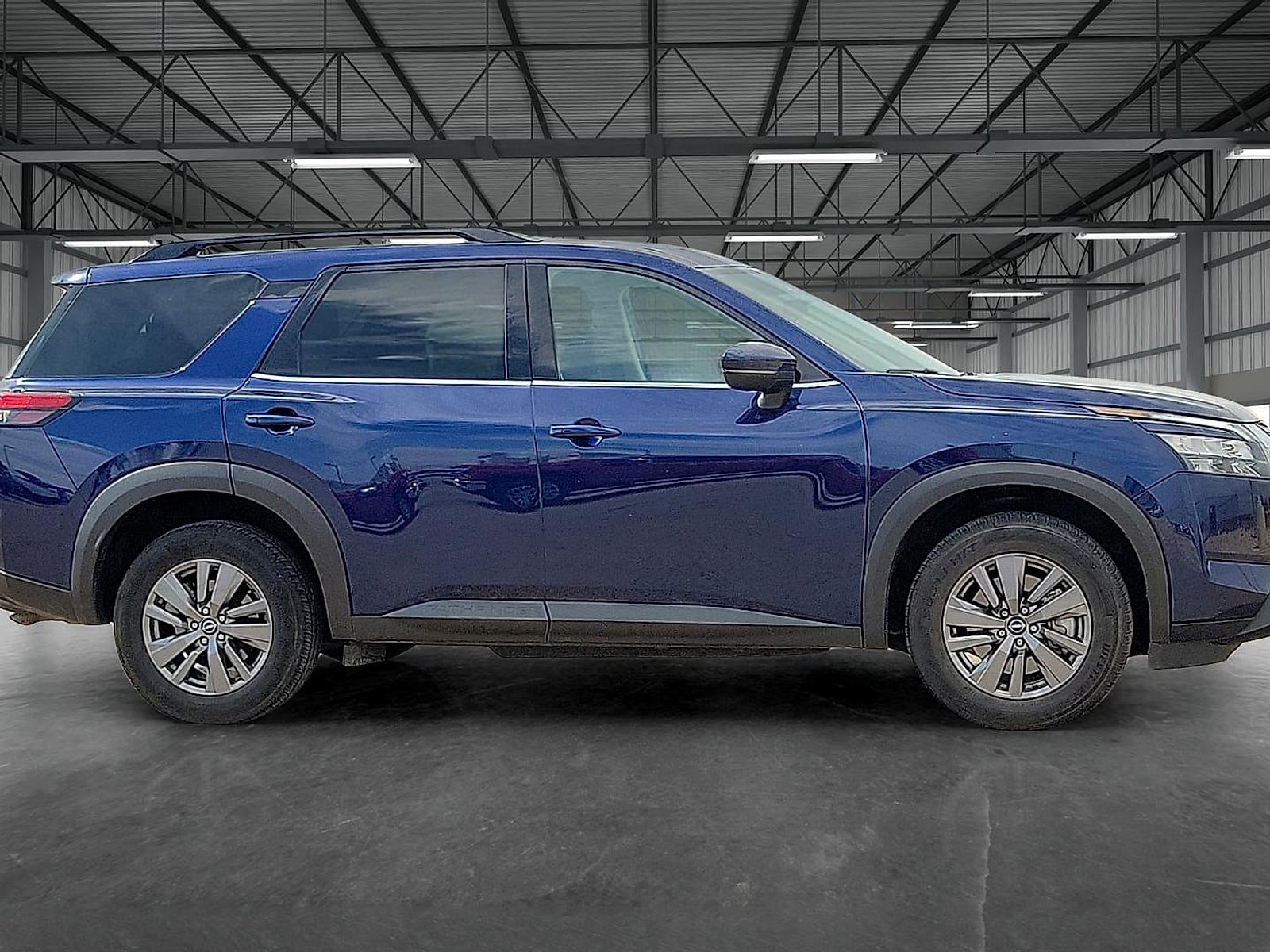 Used 2025 Nissan Pathfinder SV FWD image 5