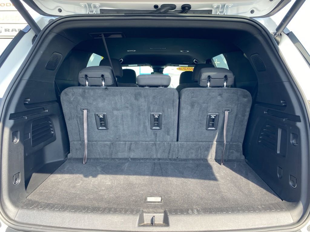 Used 2025 Chevrolet Traverse LT w/ Midnight/Sport Edition image 10