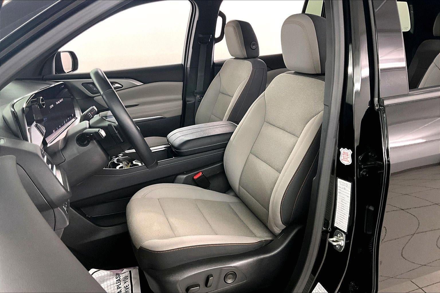Used 2025 Chevrolet Traverse LT image 21