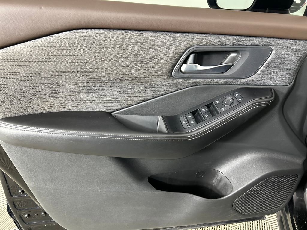 Used 2022 Nissan Rogue SV FWD image 11