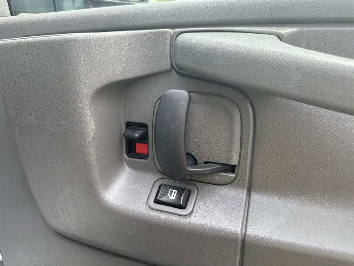 Used 2015 Chevrolet Express 2500 image 23