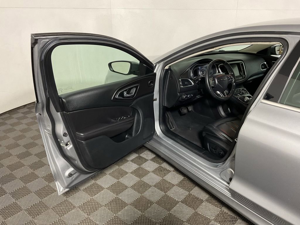 Used 2017 Chrysler 200 Limited Platinum image 17