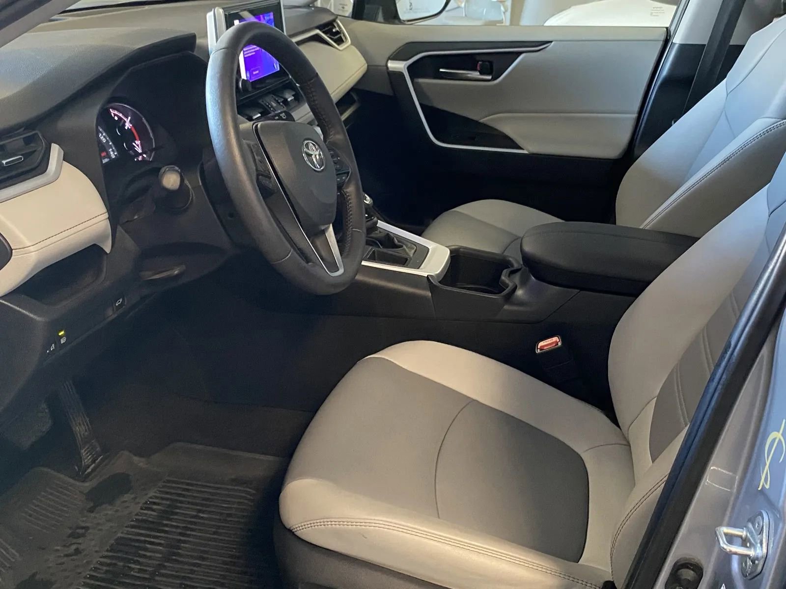 Used 2023 Toyota RAV4 XLE Premium image 10