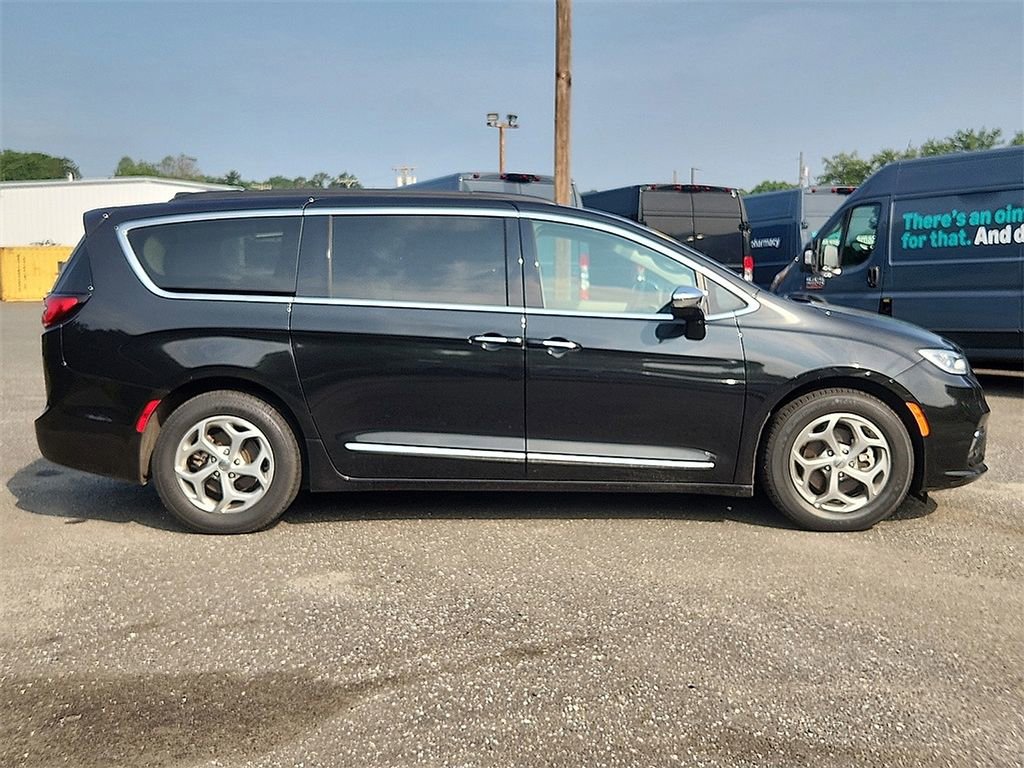 Used 2023 Chrysler Pacifica Limited image 7