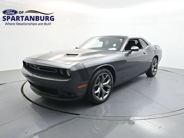 Used 2016 Dodge Challenger SXT w/ Driver Convenience Group RWD image 3