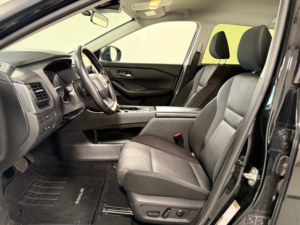 Used 2025 Nissan Rogue SV FWD image 11