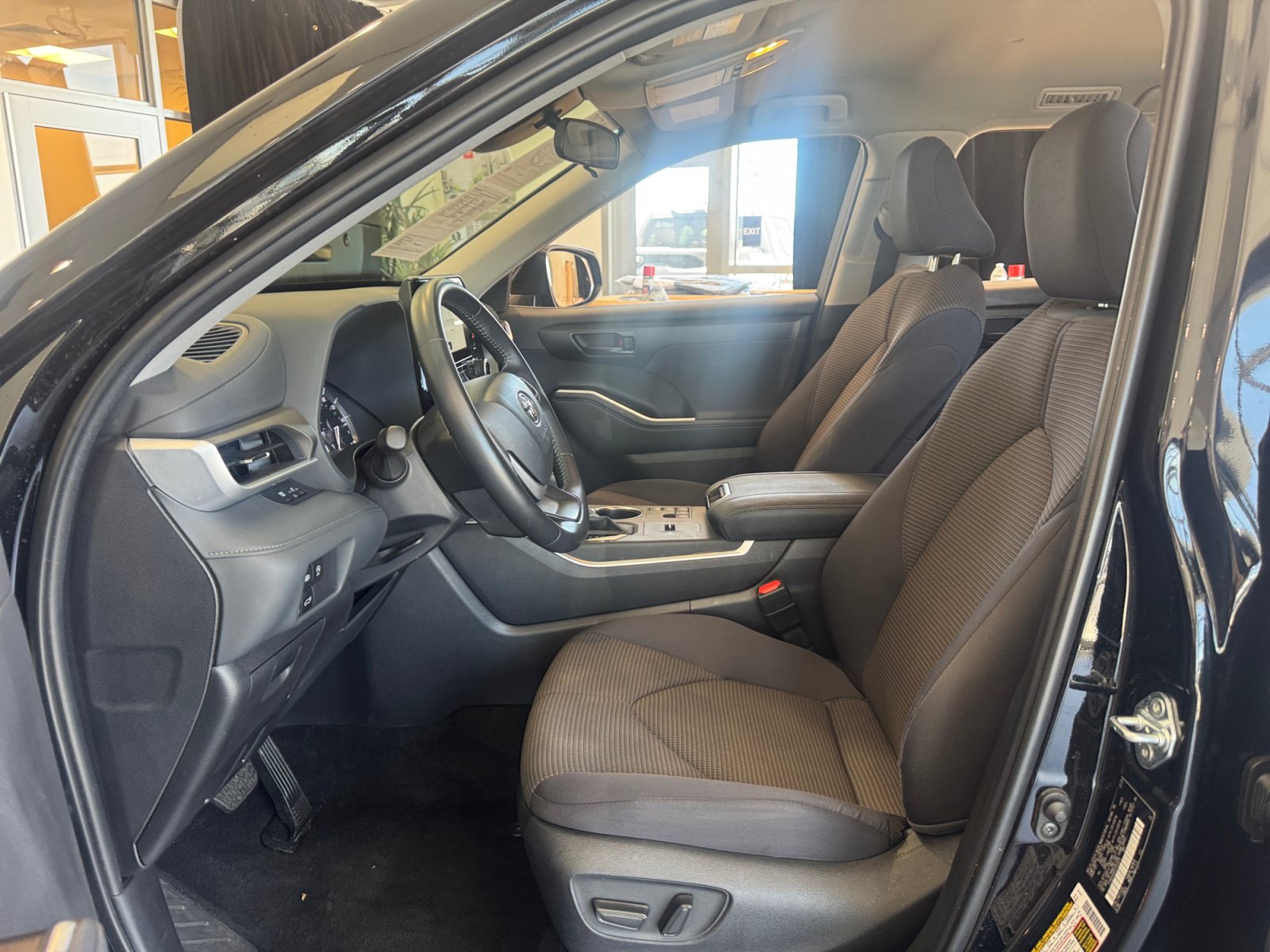Used 2025 Toyota Highlander LE FWD image 14