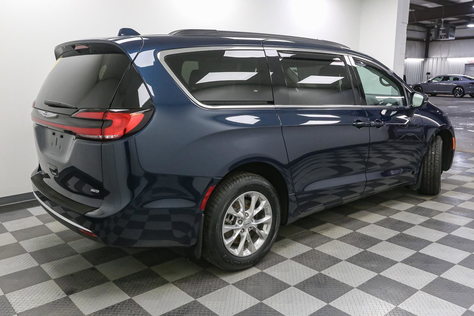 Used 2022 Chrysler Pacifica Touring-L image 8