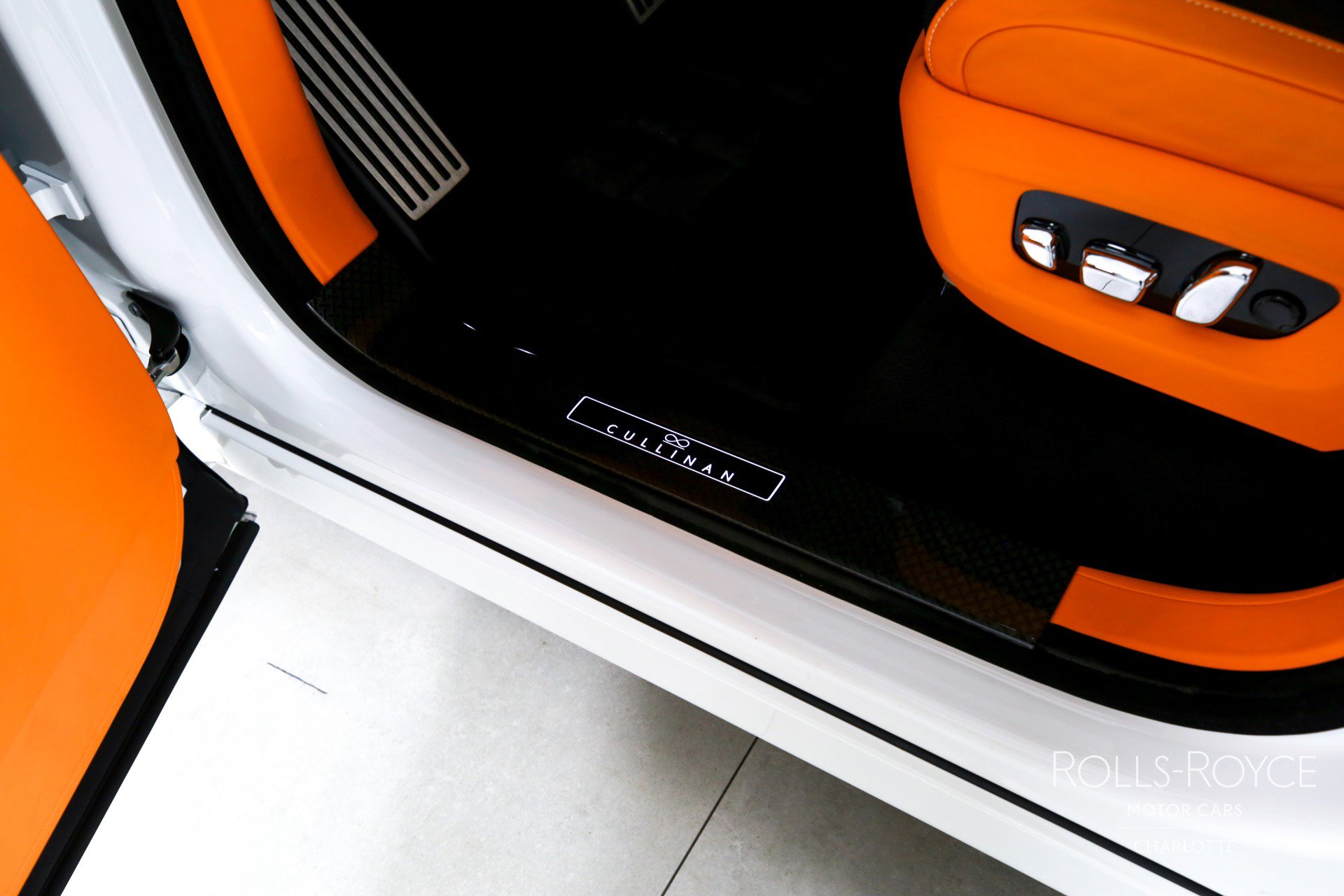 Used 2025 Rolls-Royce Cullinan Black Badge image 17