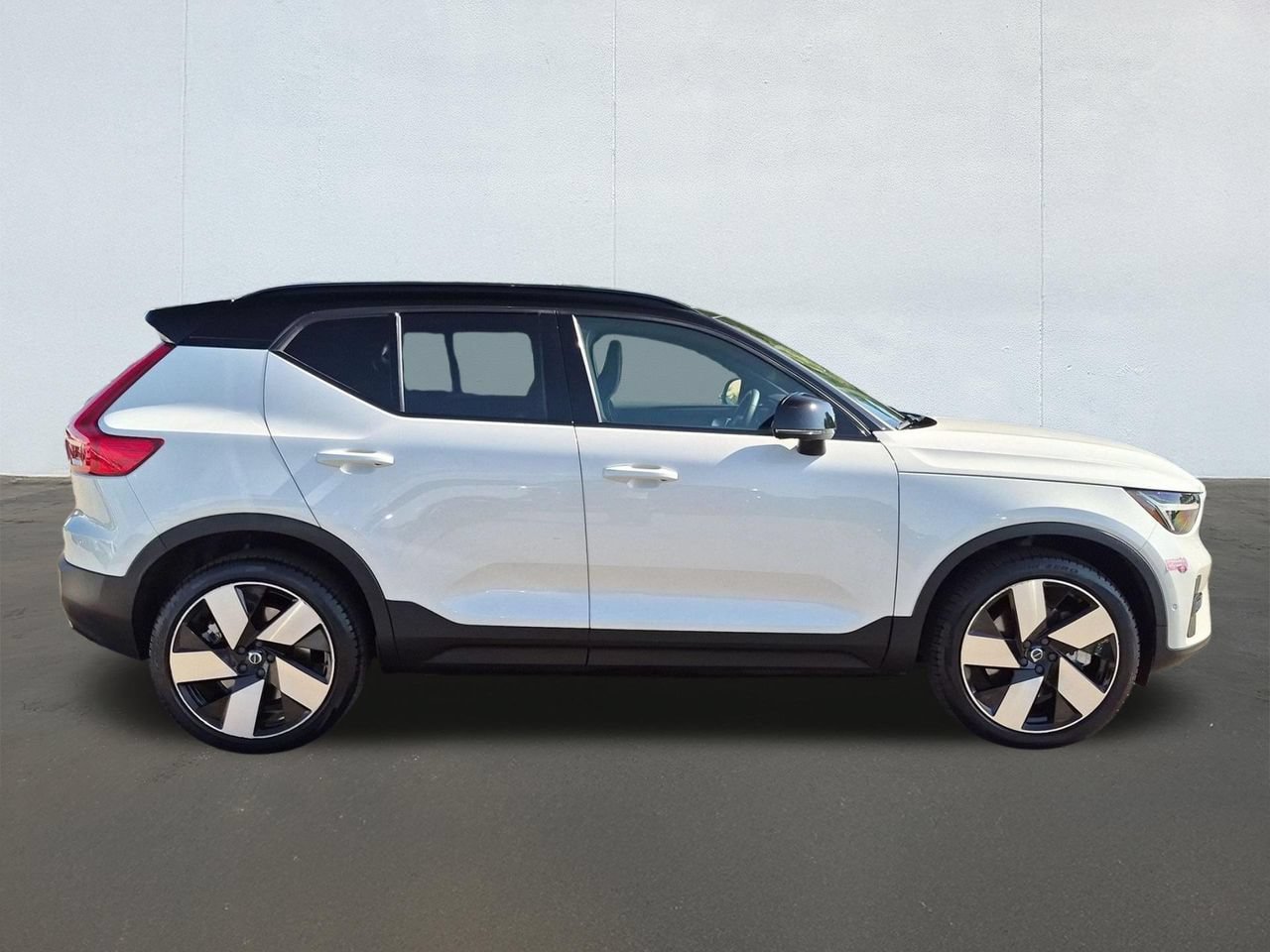 Certified 2023 Volvo XC40 Recharge Ultimate AWD/4WD image 4