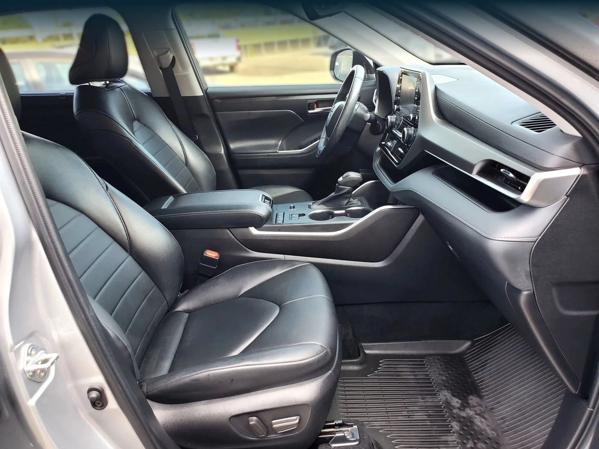 Used 2022 Toyota Highlander XLE FWD image 38