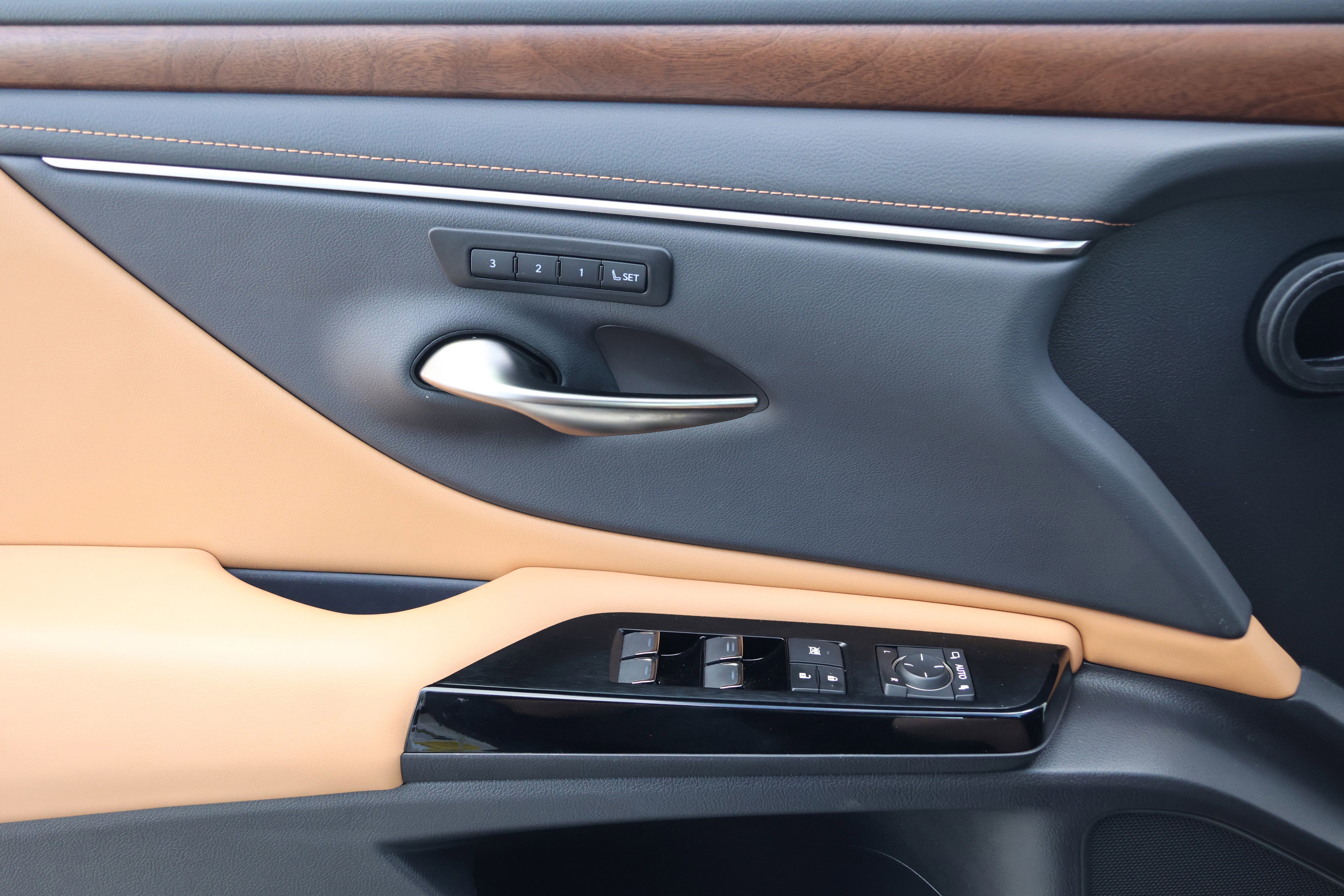 Used 2025 Lexus ES 350 w/ Premium Package image 12