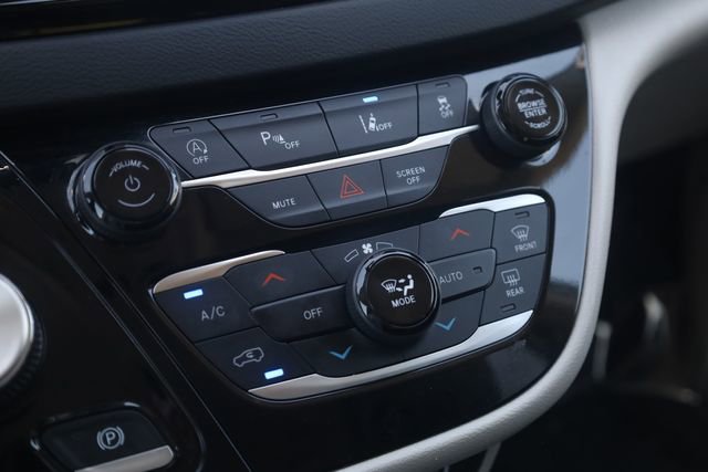 Used 2024 Chrysler Pacifica Touring-L FWD image 19