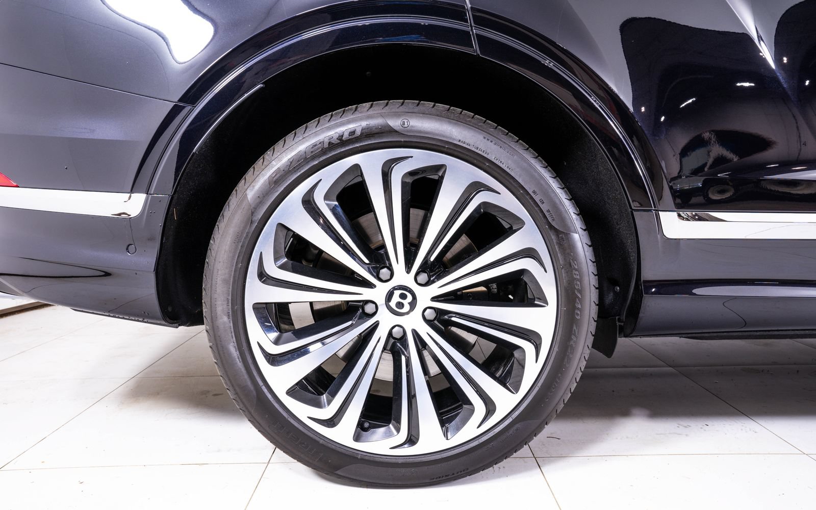 Used 2025 Bentley Bentayga AWD/4WD image 12