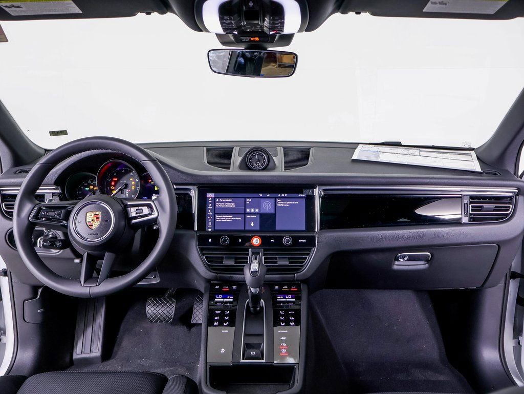 Certified 2025 Porsche Macan image 11