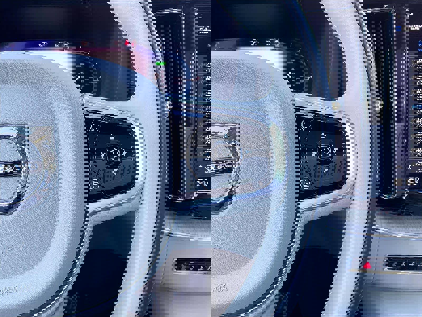 Used 2023 Volvo XC60 T8 Ultimate w/ Climate Package image 21