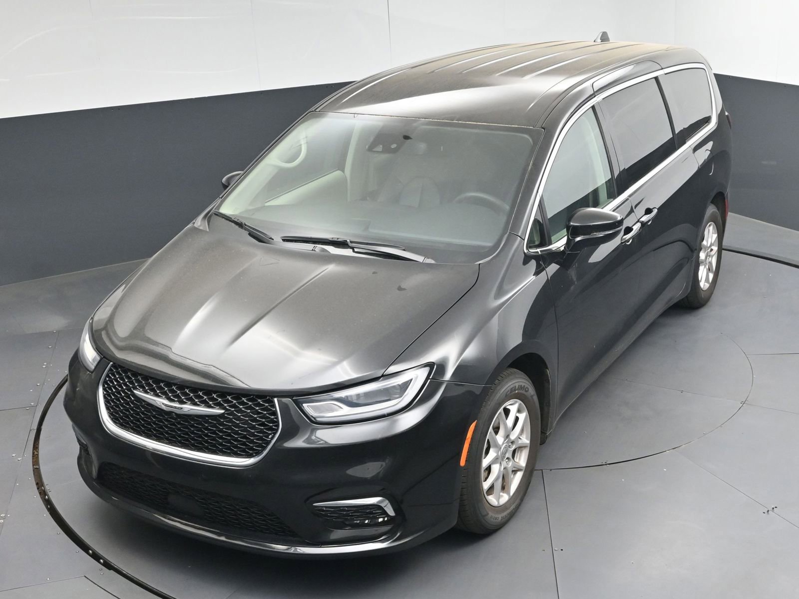 Used 2023 Chrysler Pacifica Touring-L image 32