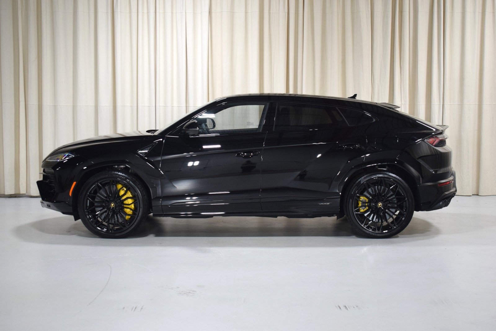 Used 2025 Lamborghini Urus SE image 4