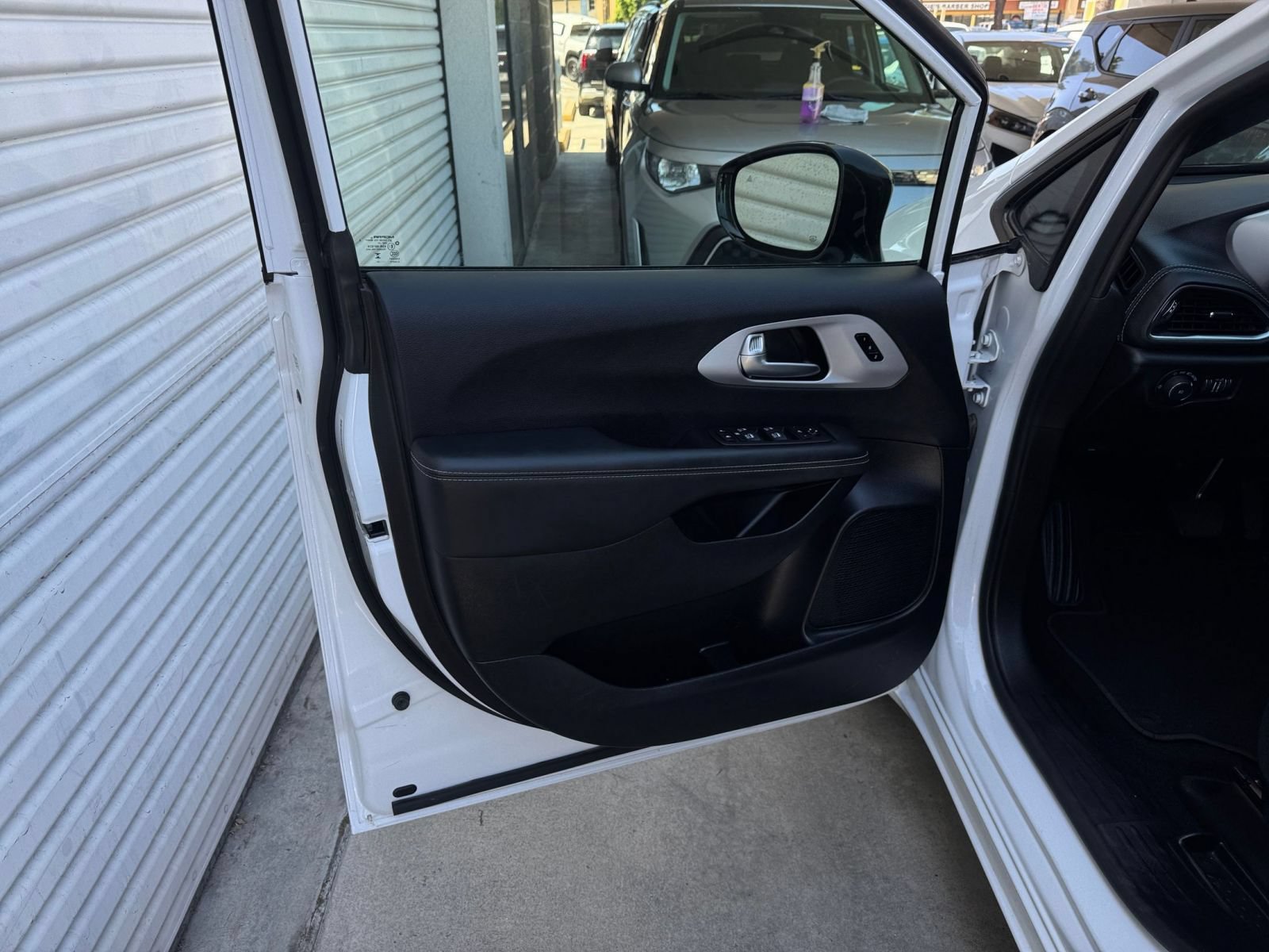 Used 2025 Chrysler Pacifica Limited FWD image 15