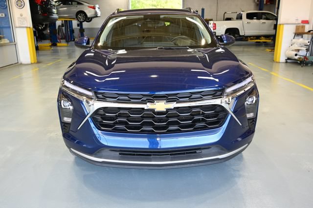 Used 2024 Chevrolet Trax LT w/ Driver Confidence Package FWD image 2
