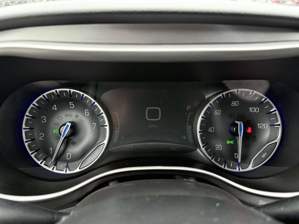 Used 2023 Chrysler Pacifica Touring-L FWD image 25