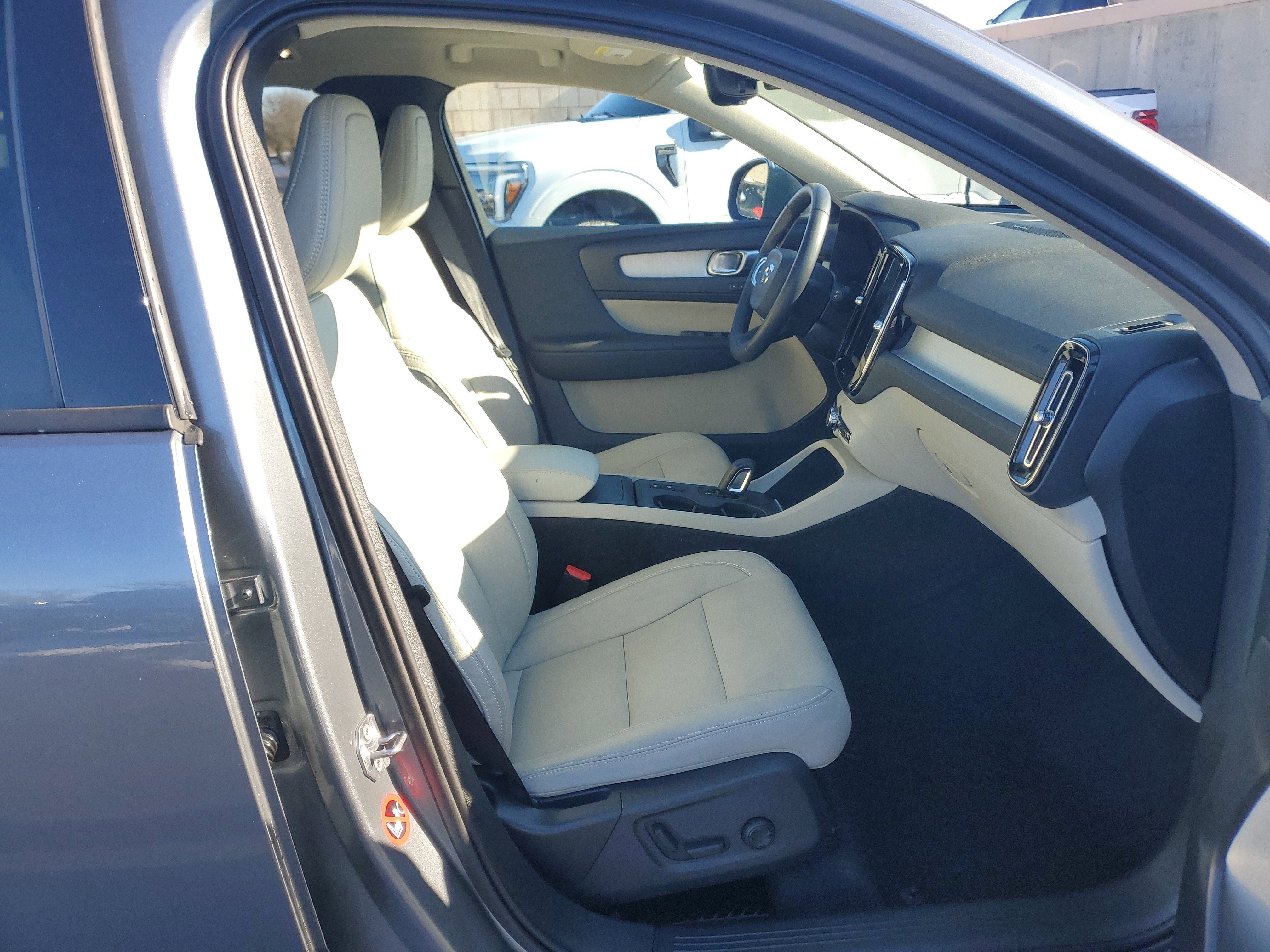 Used 2019 Volvo XC40 T5 Momentum image 9