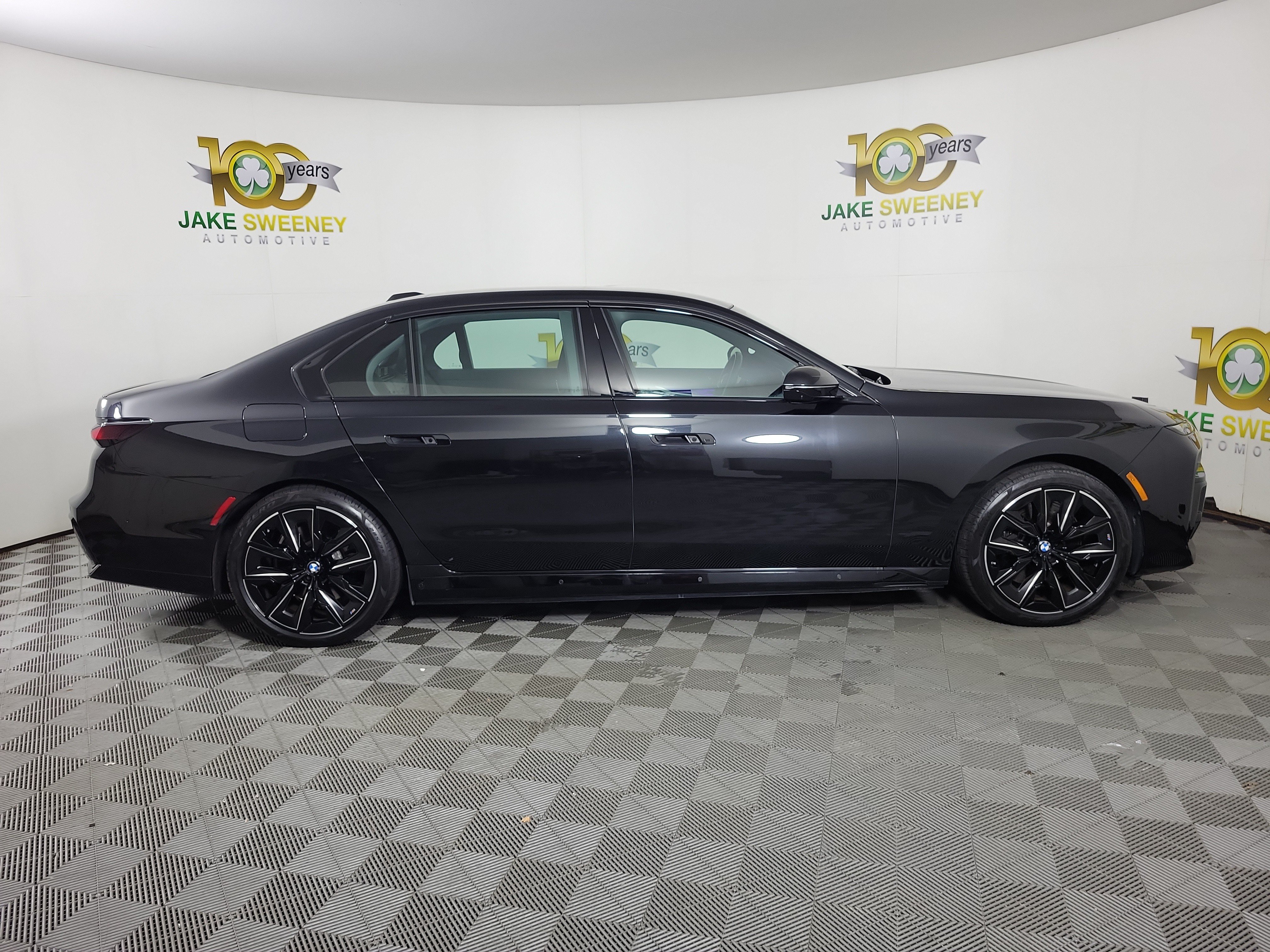 Certified 2024 BMW i7 xDrive60 w/ Executive Package AWD/4WD image 8