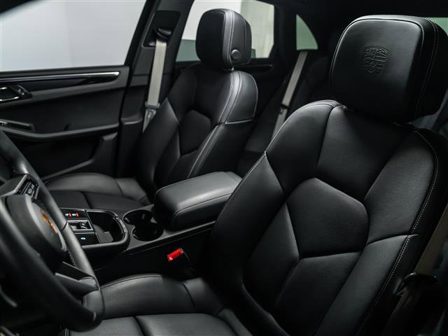 Certified 2025 Porsche Macan Turbo image 5