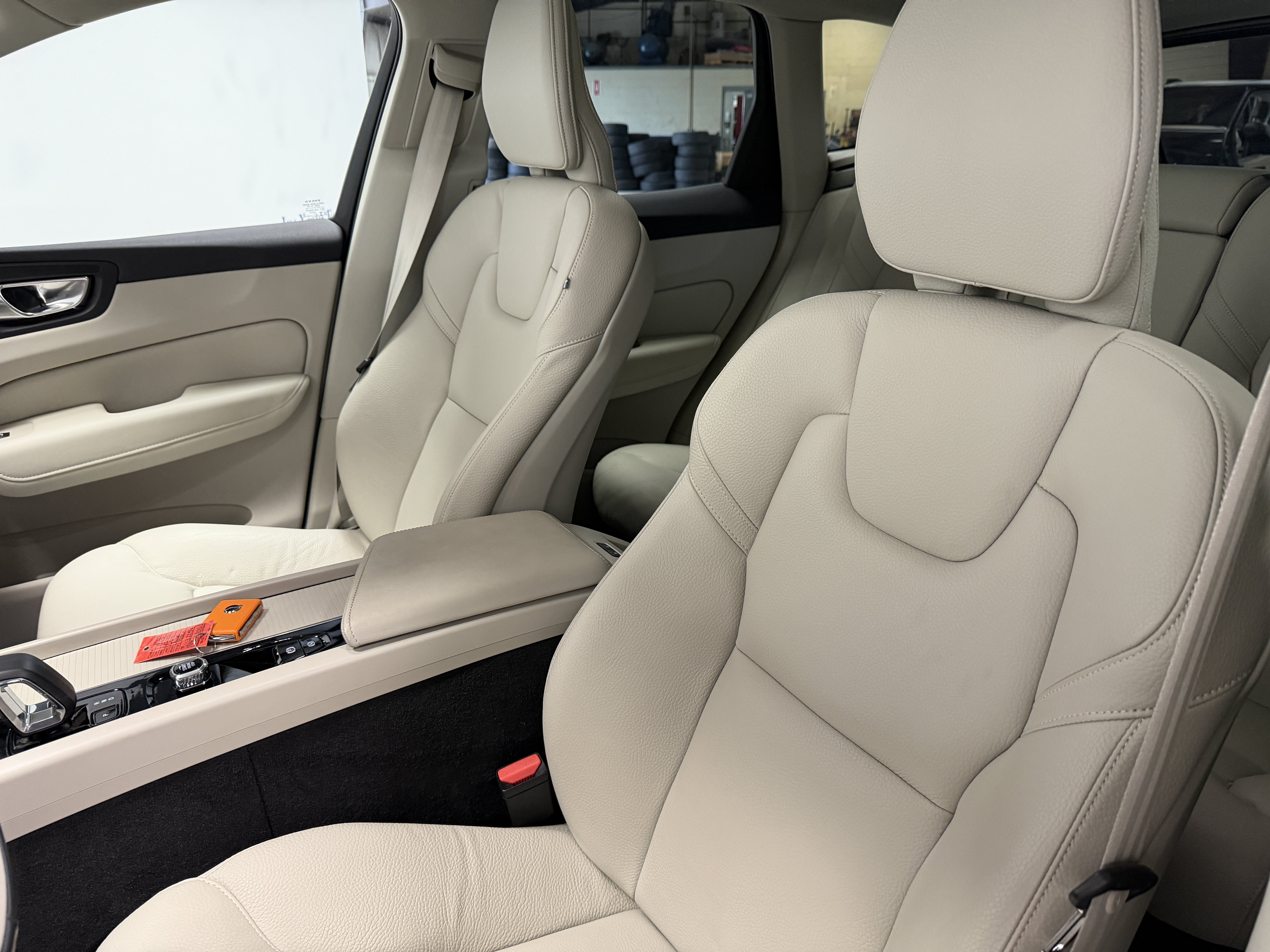 Used 2025 Volvo XC60 B5 Core w/ Protection Package Premier AWD/4WD image 19