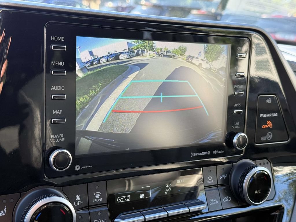Used 2021 Toyota Highlander XLE AWD/4WD image 29