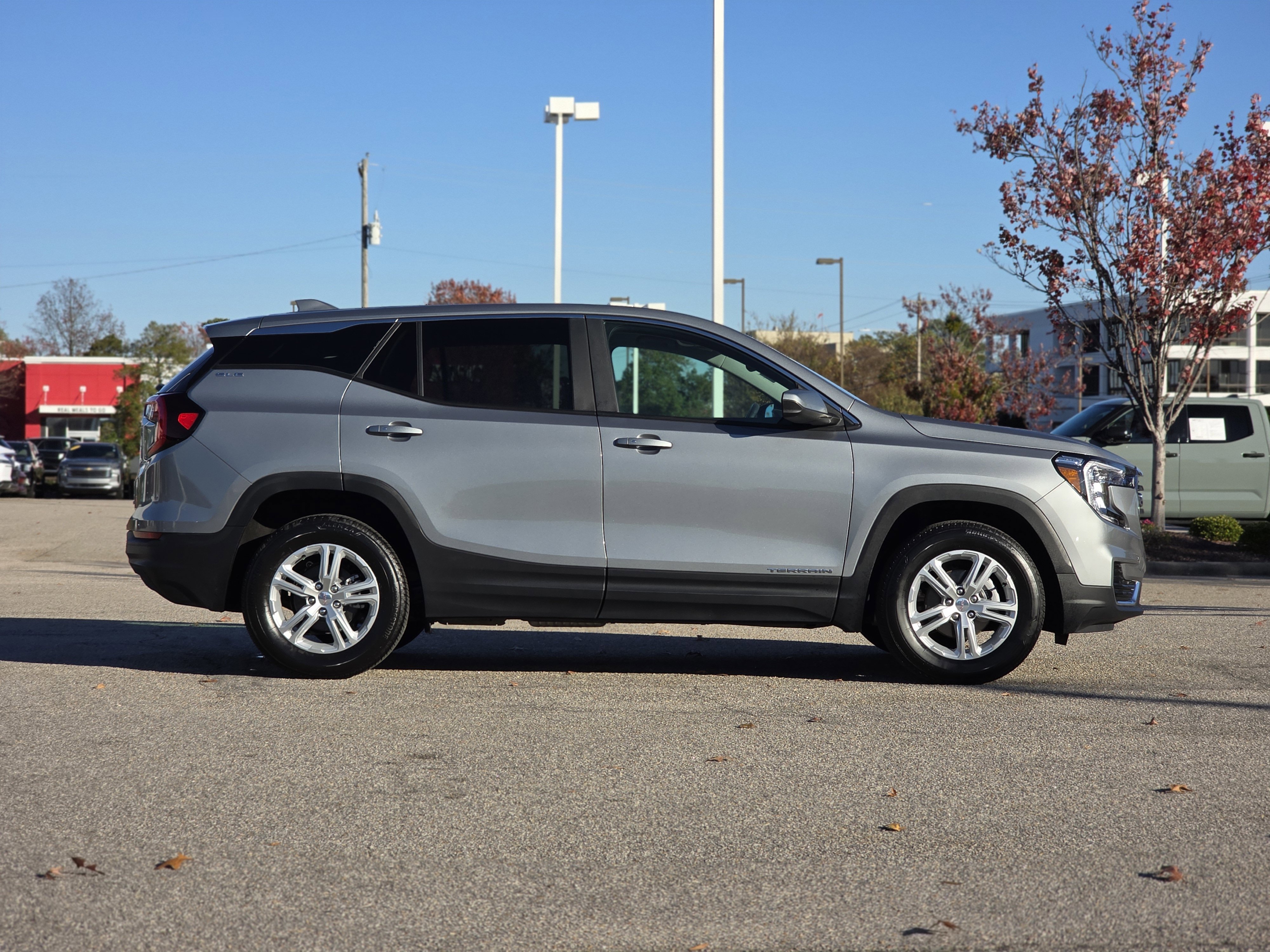 Used 2024 GMC Terrain SLE image 8
