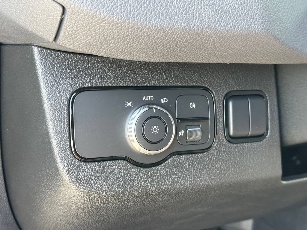 Used 2025 Mercedes-Benz Sprinter 2500 image 25