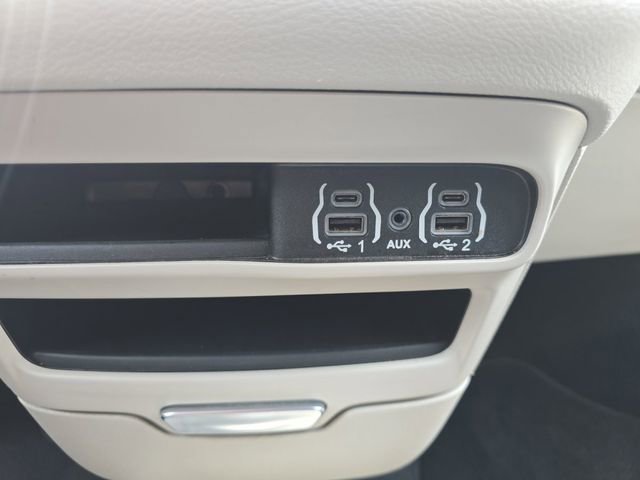 Used 2023 Chrysler Pacifica Touring-L FWD image 6