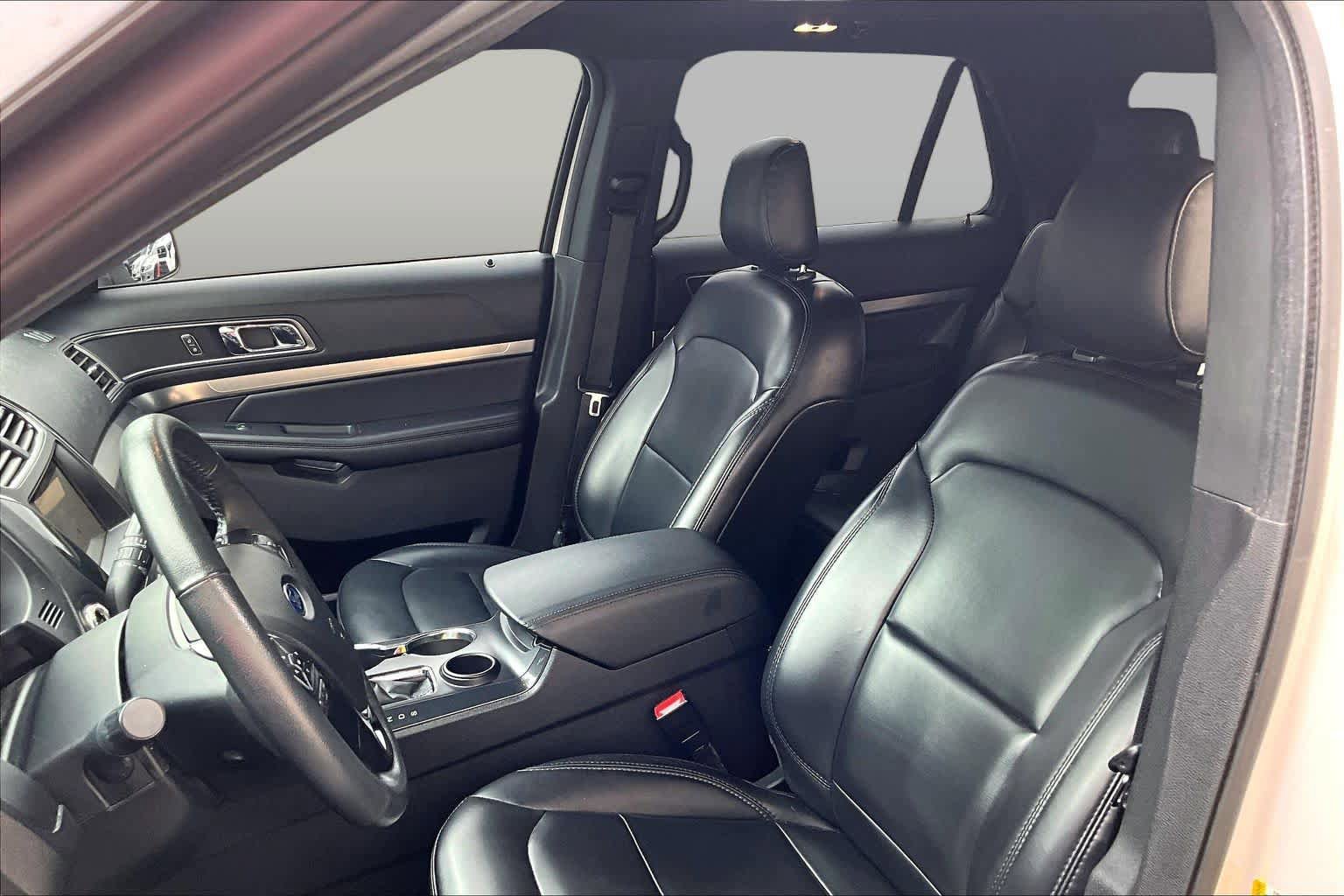 Used 2019 Ford Explorer XLT w/ Equipment Group 202A FWD image 8