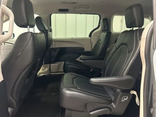 Used 2024 Chrysler Pacifica Touring-L image 18