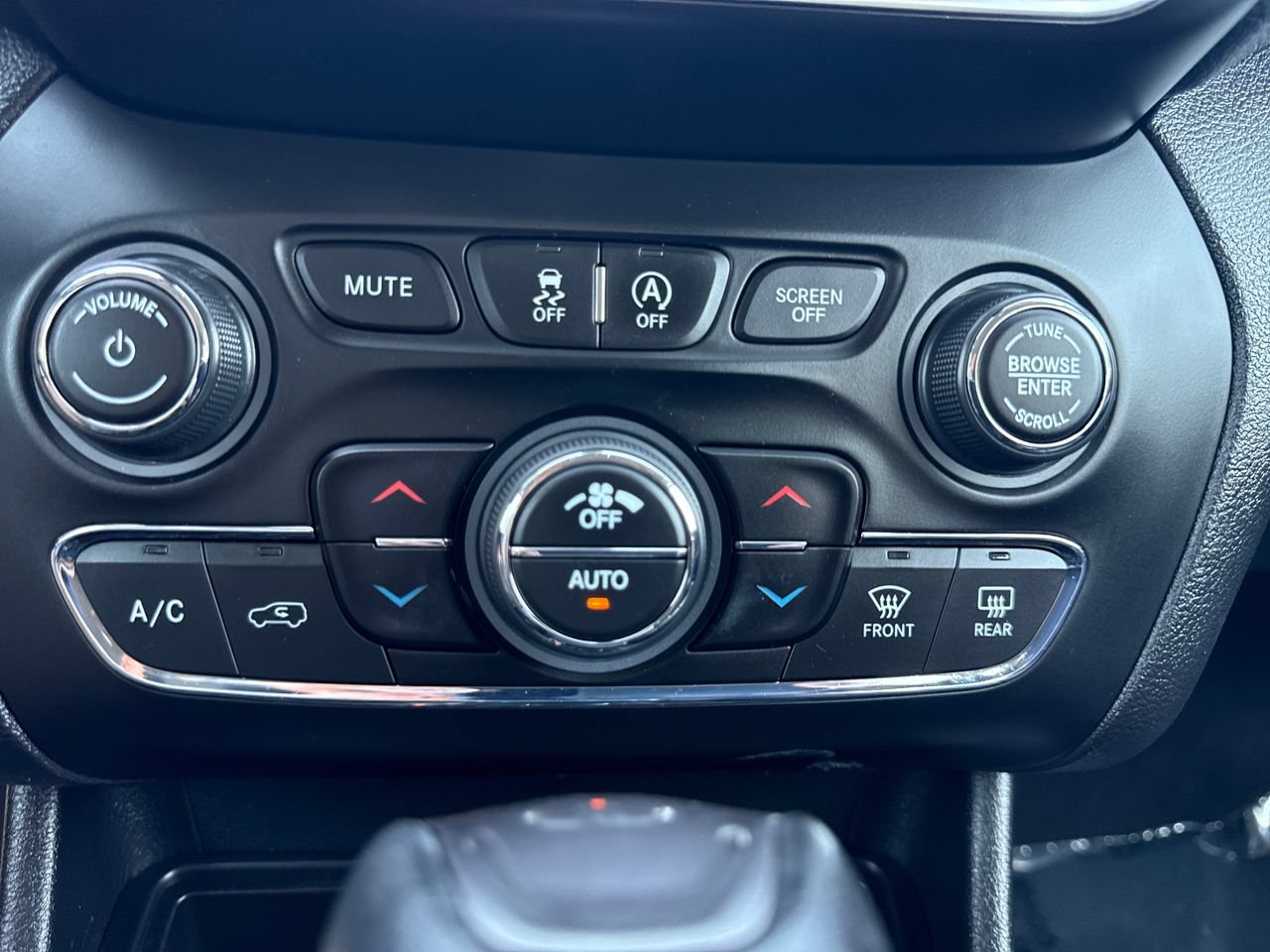 Used 2020 Jeep Cherokee Latitude Plus w/ Cold Weather Group AWD/4WD image 22