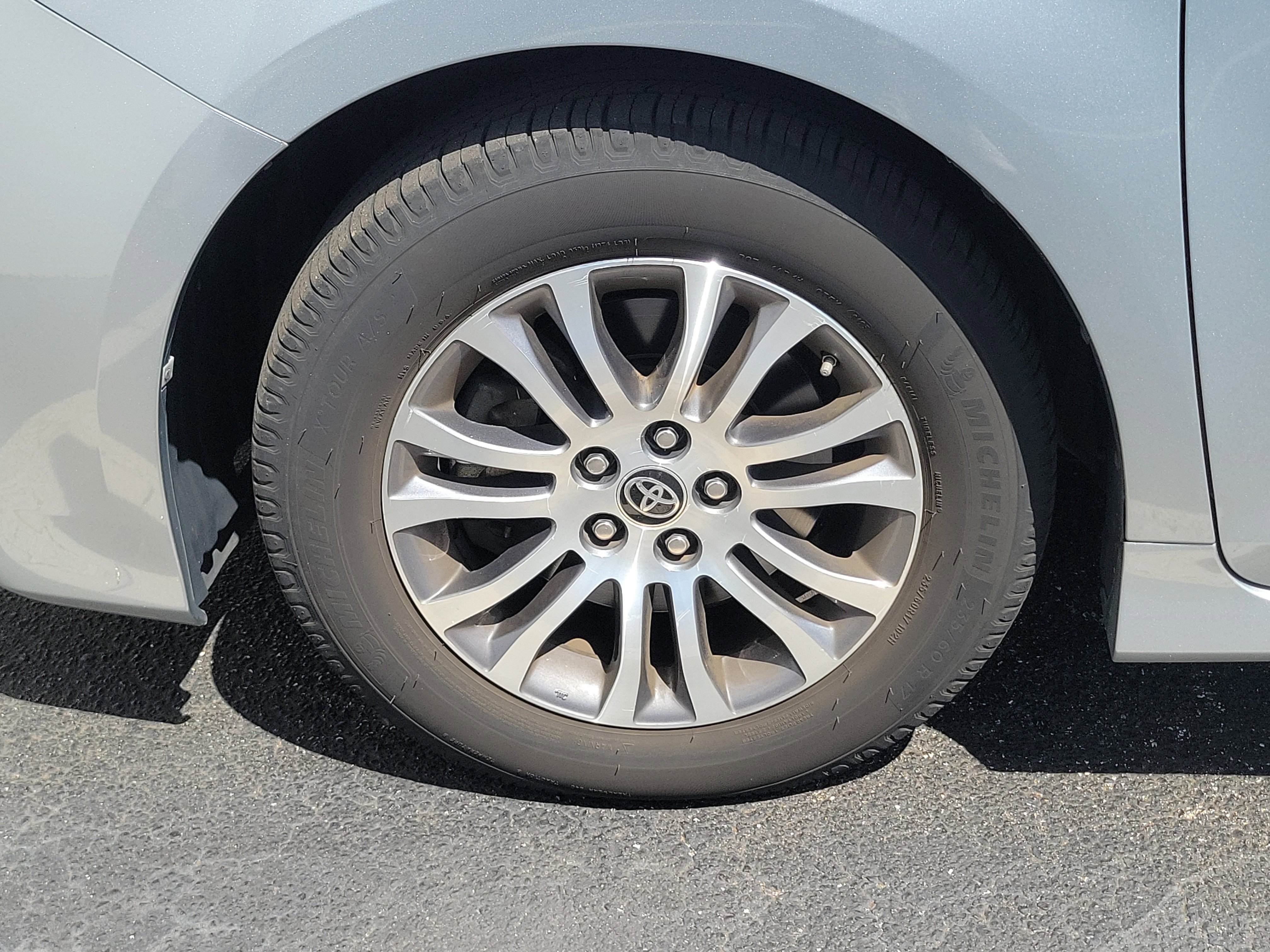 Used 2020 Toyota Sienna XLE image 3