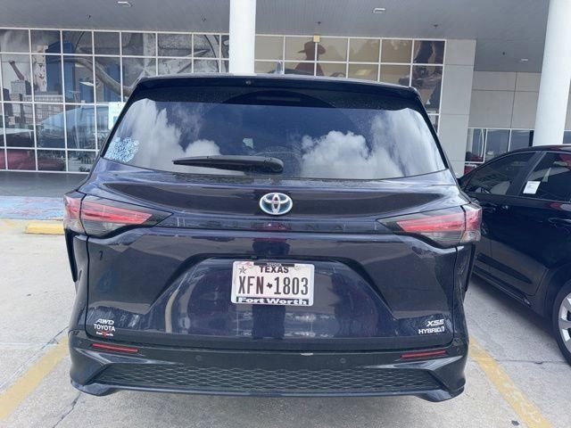 Used 2022 Toyota Sienna XSE image 6