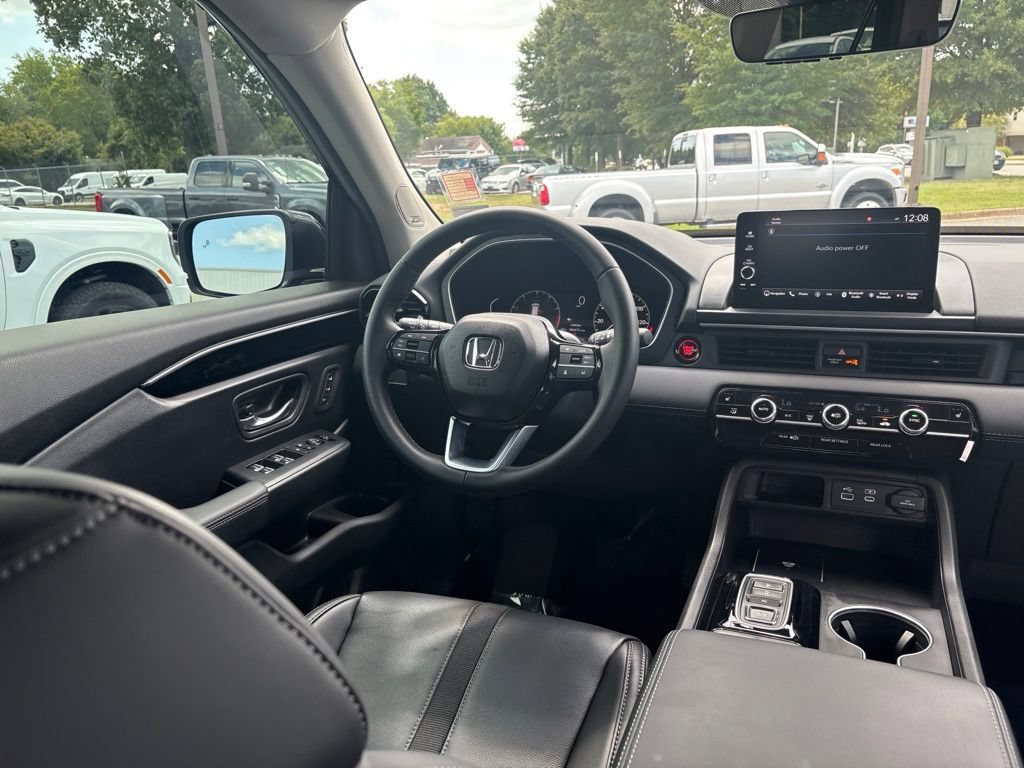 Used 2025 Honda Pilot Touring image 7