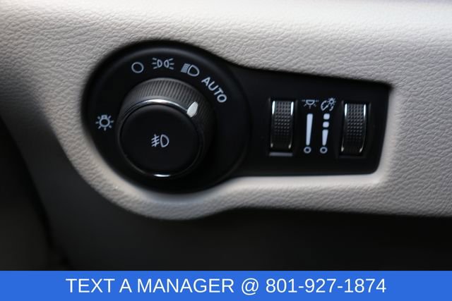 Used 2024 Chrysler Pacifica Select image 23