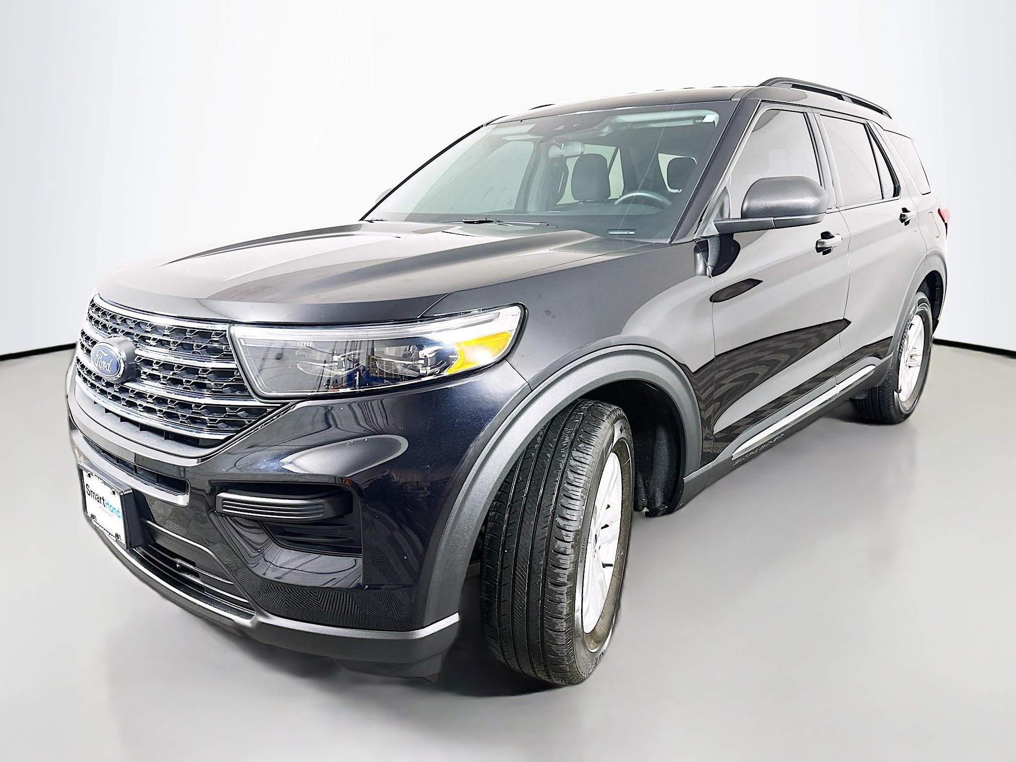 Used 2023 Ford Explorer XLT AWD/4WD image 3