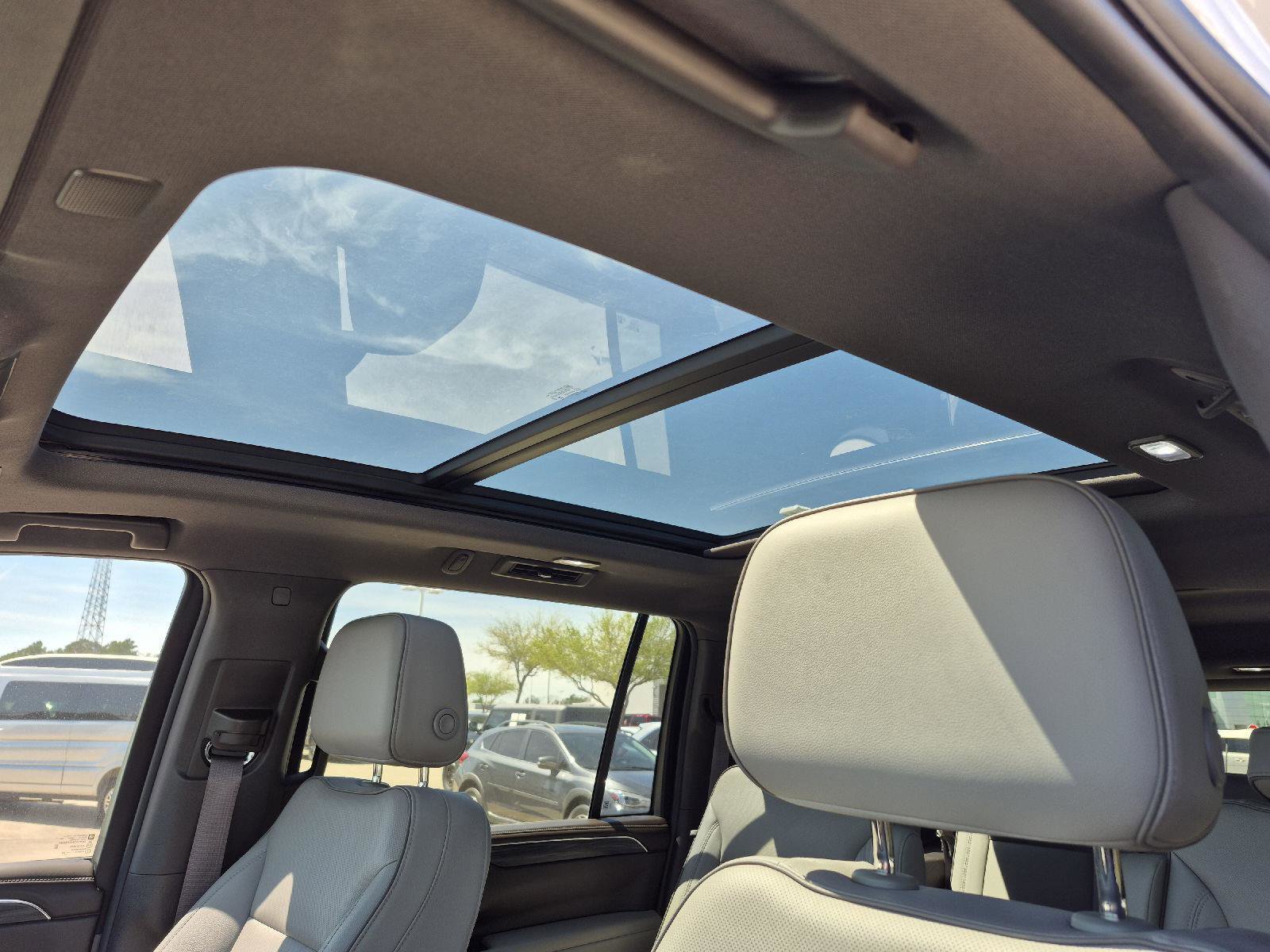 Used 2023 GMC Yukon XL SLT w/ SLT Premium Package image 5