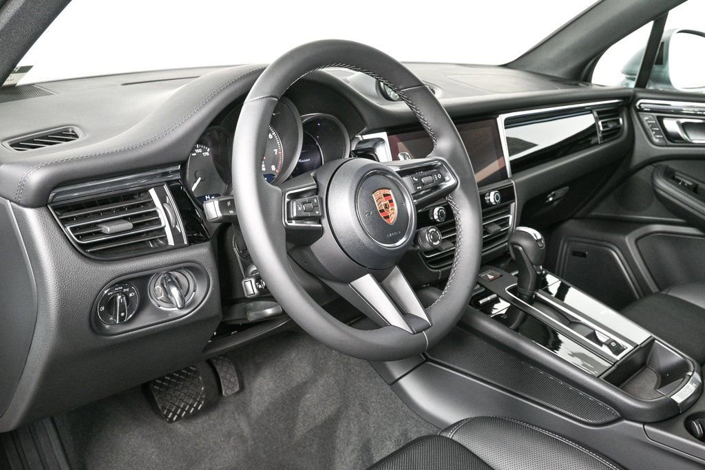 Certified 2026 Porsche Macan AWD/4WD image 4