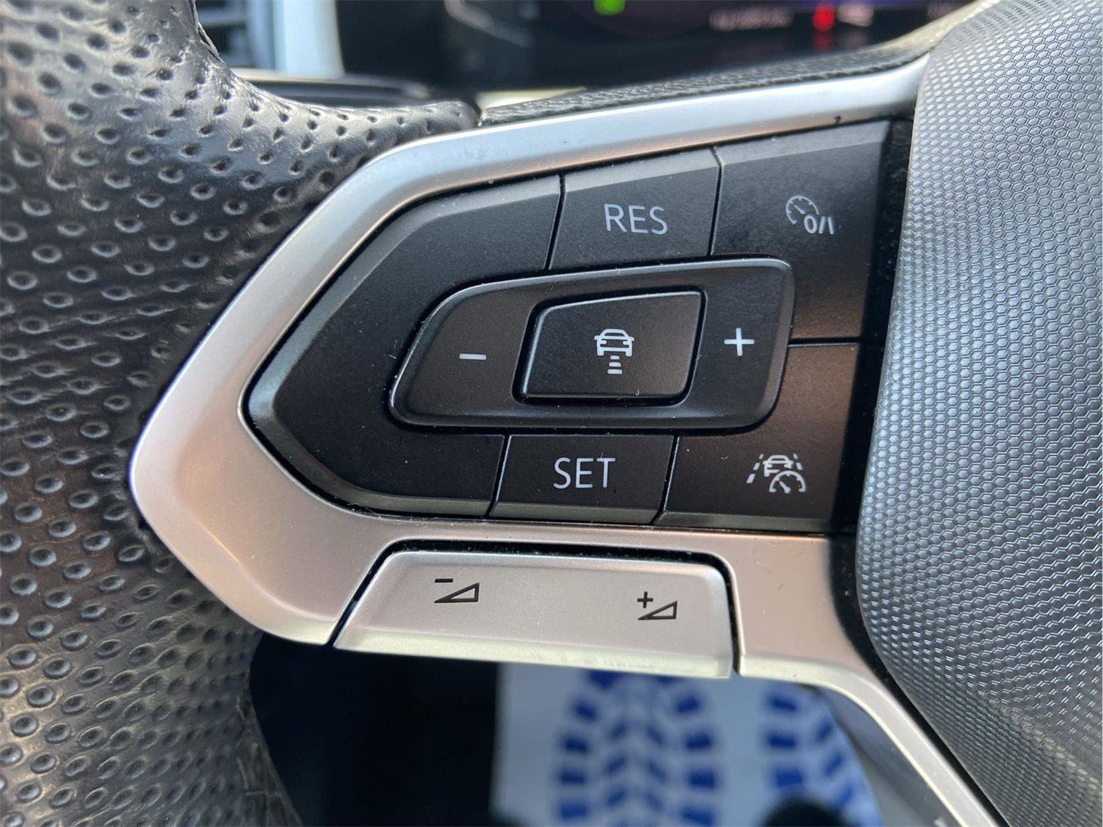 Used 2022 Volkswagen Atlas Cross Sport SEL Premium R-Line AWD/4WD image 27