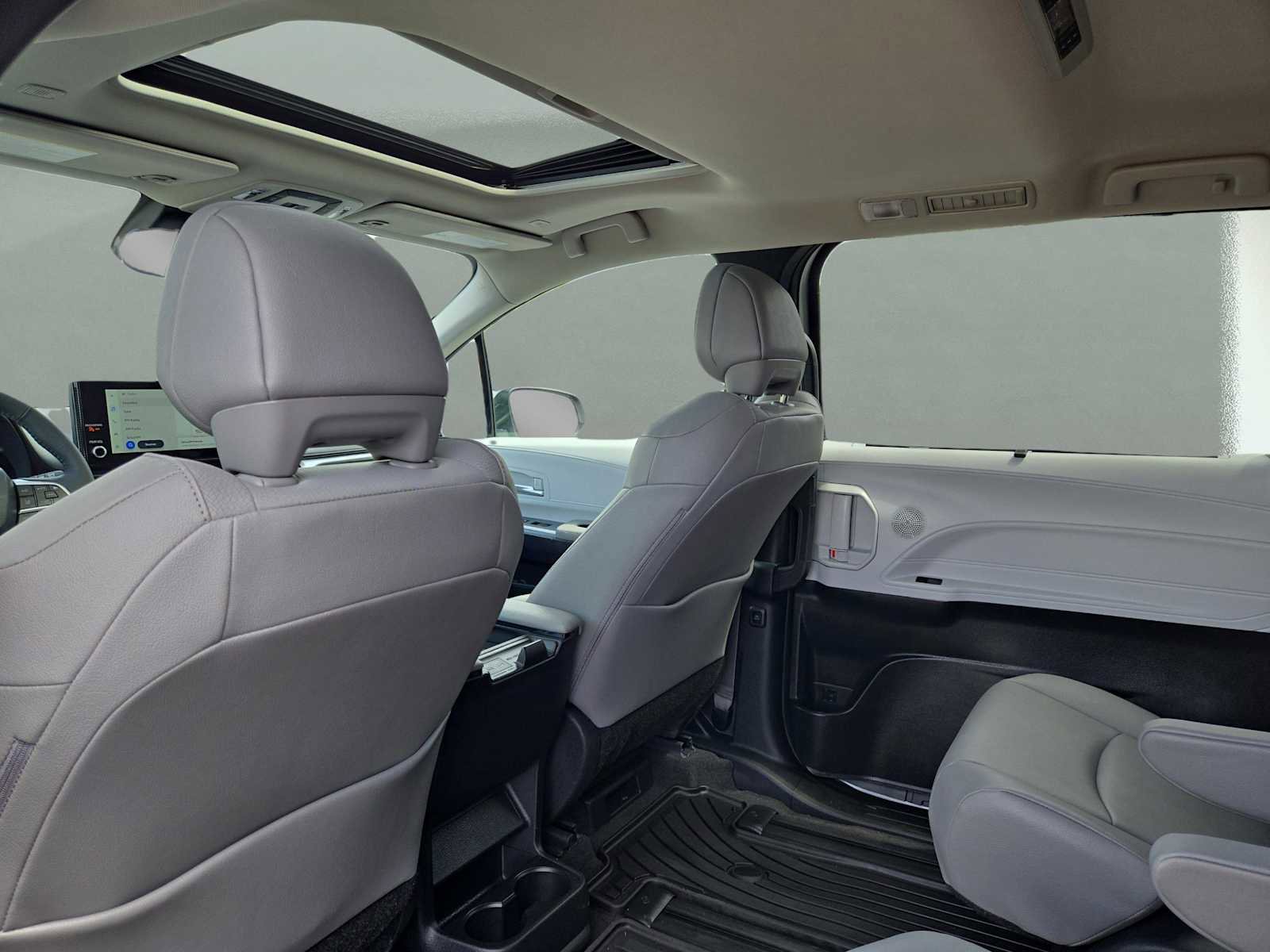 Used 2025 Toyota Sienna XLE AWD/4WD image 17