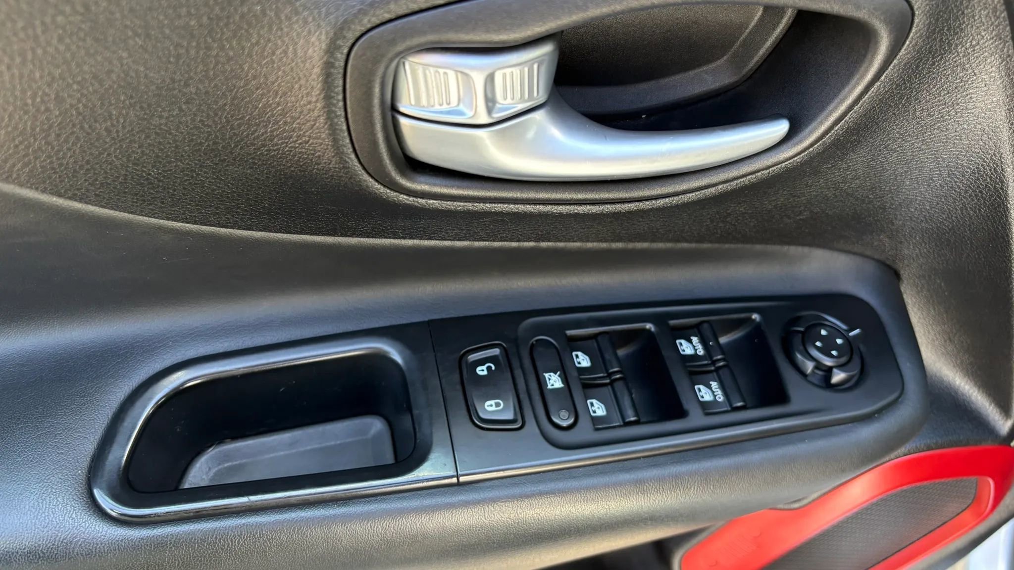 Used 2016 Jeep Renegade Trailhawk AWD/4WD image 16