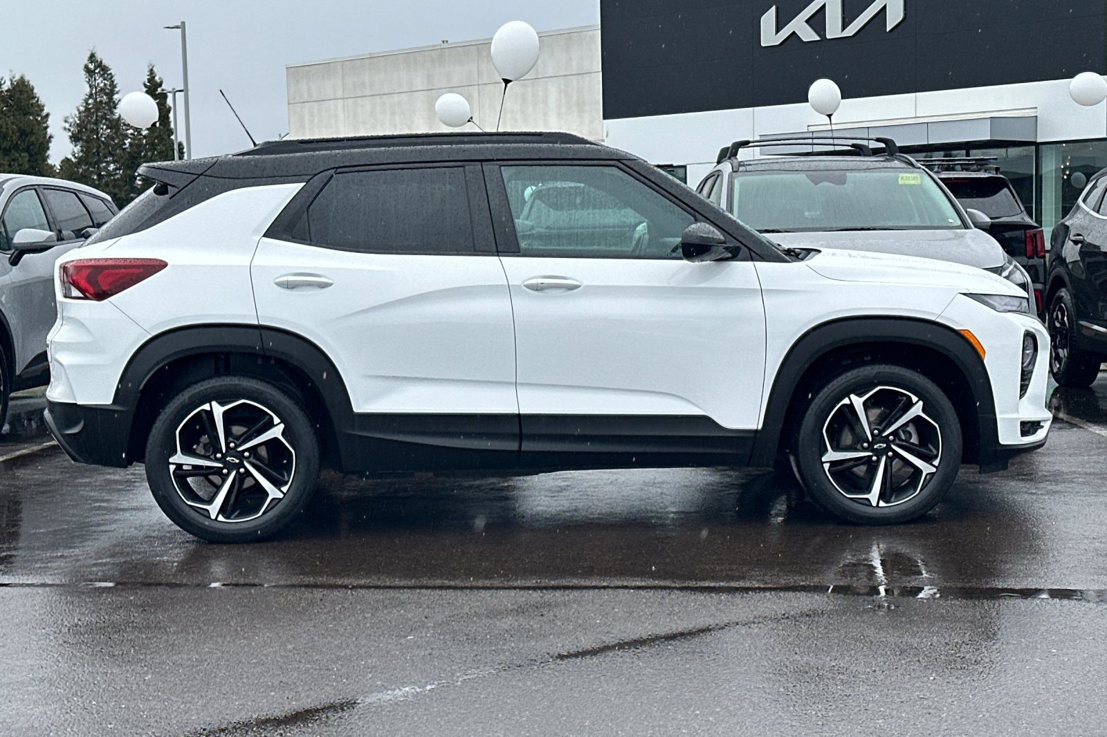 Used 2021 Chevrolet TrailBlazer RS w/ Sun and Liftgate Package image 3