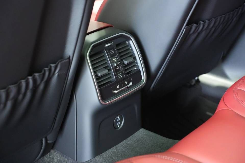 Certified 2025 Porsche Macan AWD/4WD image 26