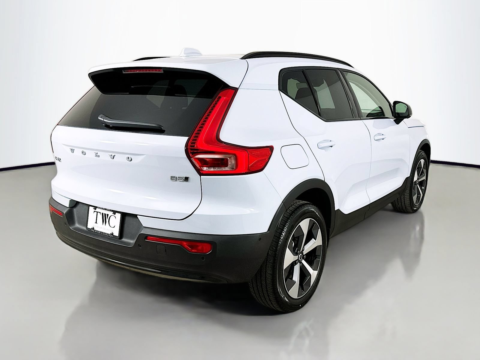 New 2026 Volvo XC40 B5 Plus w/ Protection Package Premier AWD/4WD image 5