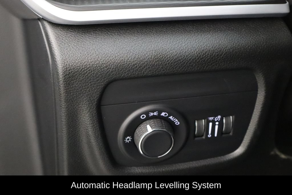 Used 2025 Jeep Grand Cherokee Laredo w/ Luxury Tech Group I AWD/4WD image 16